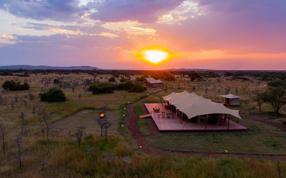 dining-tent-at-sunset